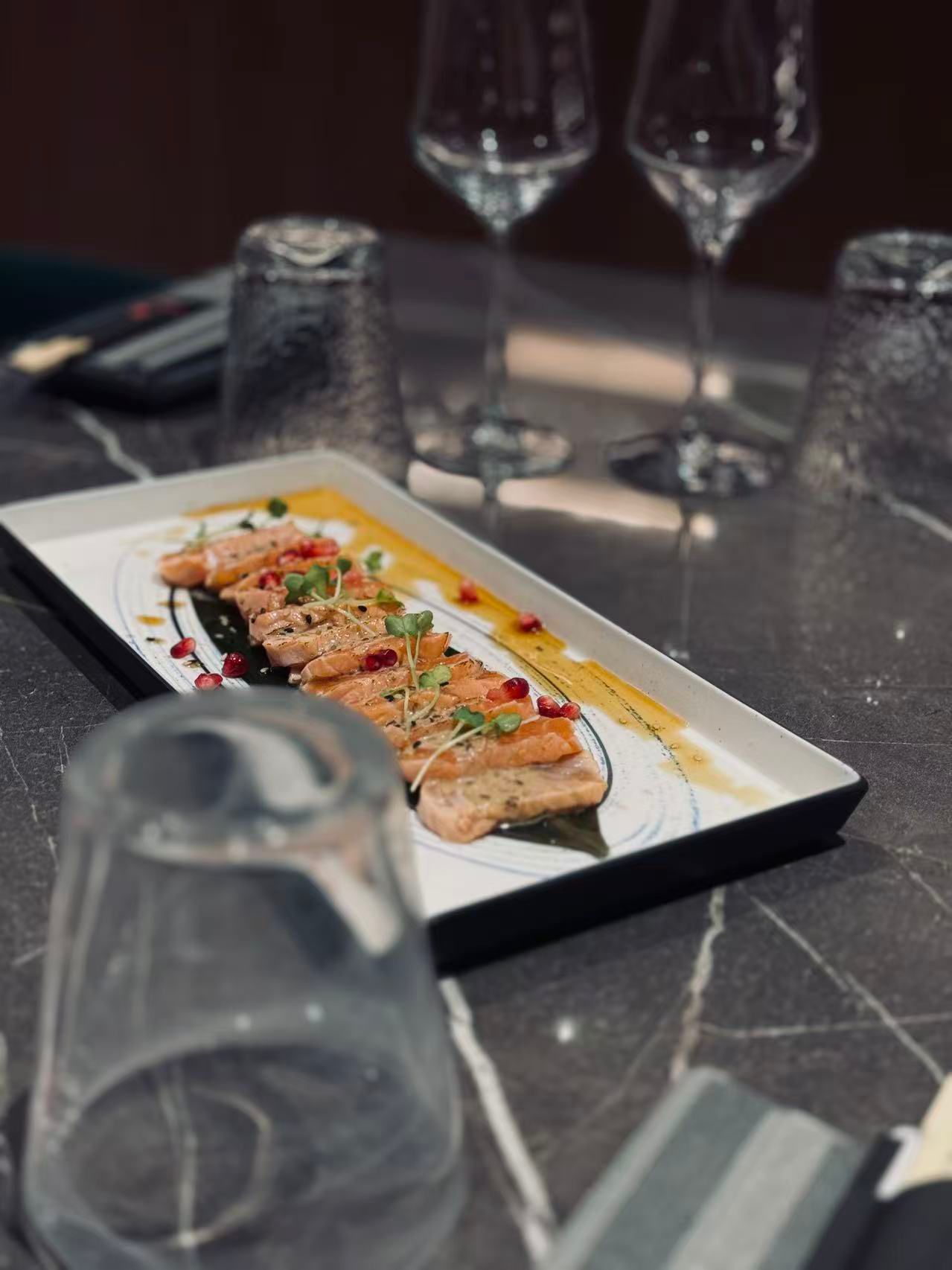 Tataki di salmone, melograno